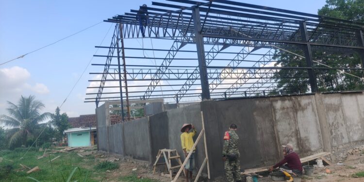 Babinsa Koramil 421-09/Tanjung Bintang Monitoring Pembangunan Gedung KDKMP di Desa Purwodadi Dalam