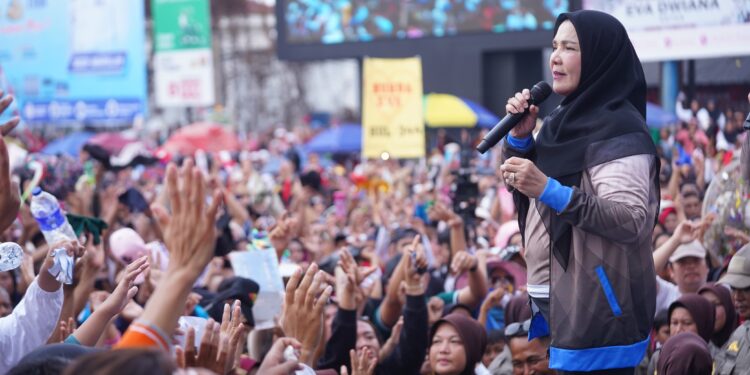 Meriahkan HUT Kota Bandar Lampung Ke 344, Ribuan Warga Ikuti Jalan Sehat Di Tugu Adipura