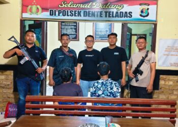 DUA MISI SEKALIGUS! BERHASIL BEKUK PELAKU, POLSEK DENTE TELADAS HADIR LANGSUNG BERIKAN BANTUAN KEPADA LANSIA