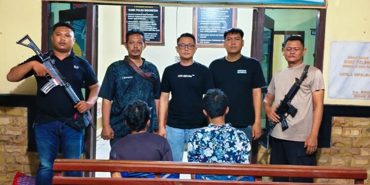 DUA MISI SEKALIGUS! BERHASIL BEKUK PELAKU, POLSEK DENTE TELADAS HADIR LANGSUNG BERIKAN BANTUAN KEPADA LANSIA