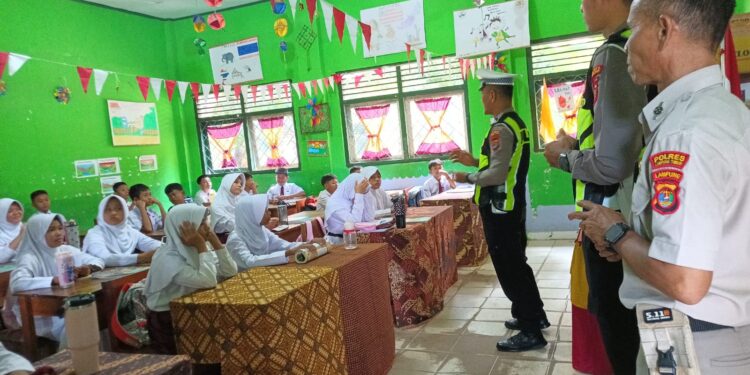 Polantas Karib Polres Lamtim, Tanamkan Tertib Lalu Lintas dan Stop Bullying