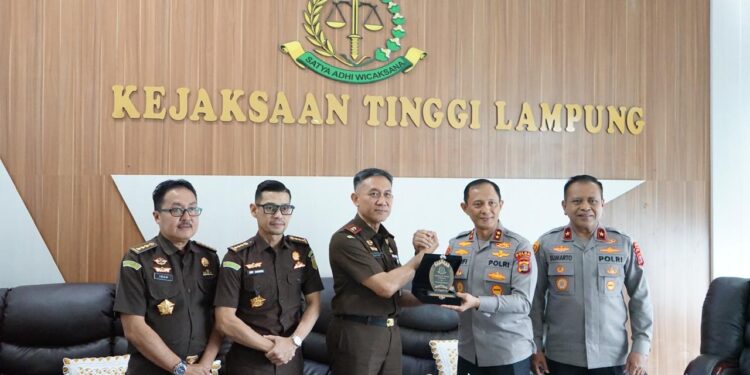 Perkuat Sinergitas Penegakan Hukum, Kapolda Lampung Silaturahmi ke Kejaksaan Tinggi