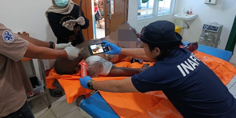Anggota Polsek Ngaras dan Tim Identifikasi Polres Pesisir Barat Tangani Penemuan Jenazah di Kecamatan Ngambur