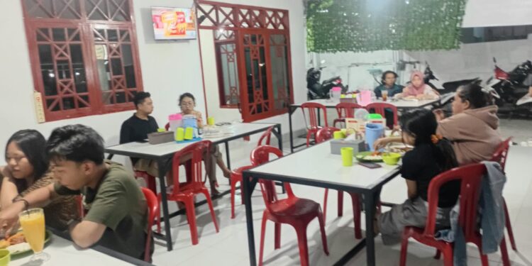 Warung Makan Nasi liwet Barokah di serbu para Pembeli yang mampir makan