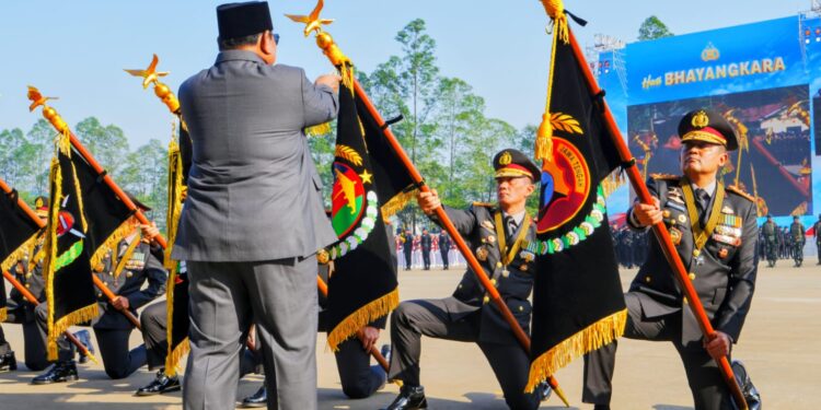 Kapolda Lampung Irjen Pol Helfi Assegaf Terima Penghargaan Nugraha Sakanti pada HUT Bhayangkara ke-80