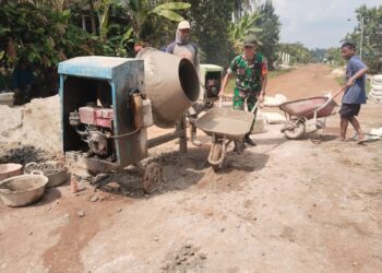 BABINSA KORAMIL 04/SBW GOTONG ROYONG PENGECORAN JALAN HASIL SWADAYA MASYARAKAT