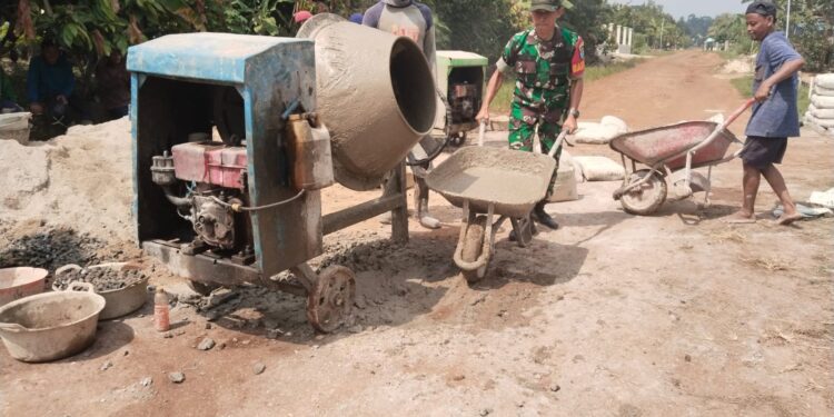 BABINSA KORAMIL 04/SBW GOTONG ROYONG PENGECORAN JALAN HASIL SWADAYA MASYARAKAT