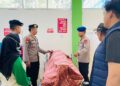GABUNGAN PERSONEL POLRES PESISIR BARAT LAKUKAN PENANGANAN KORBAN TENGGELAM DI PANTAI WAY KARUWI