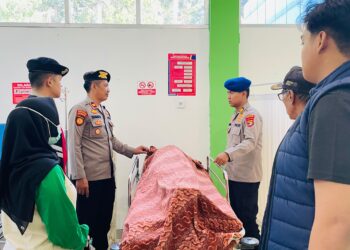 GABUNGAN PERSONEL POLRES PESISIR BARAT LAKUKAN PENANGANAN KORBAN TENGGELAM DI PANTAI WAY KARUWI