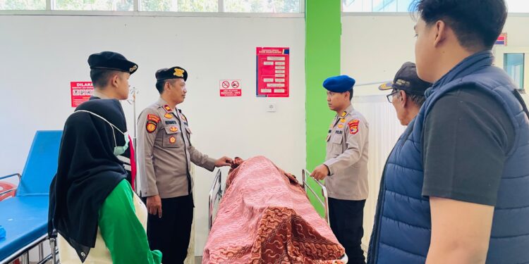 GABUNGAN PERSONEL POLRES PESISIR BARAT LAKUKAN PENANGANAN KORBAN TENGGELAM DI PANTAI WAY KARUWI