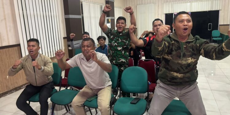 Nobar Bareng TNI-Warga, Korem 043/Gatam Buktikan Sepak Bola Pemersatu Bangsa