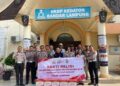 Bhakti Religi Hari Bhayangkara ke-80, Ditlantas Polda Lampung Bersihkan Gereja dan Salurkan Bantuan