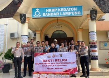Bhakti Religi Hari Bhayangkara ke-80, Ditlantas Polda Lampung Bersihkan Gereja dan Salurkan Bantuan