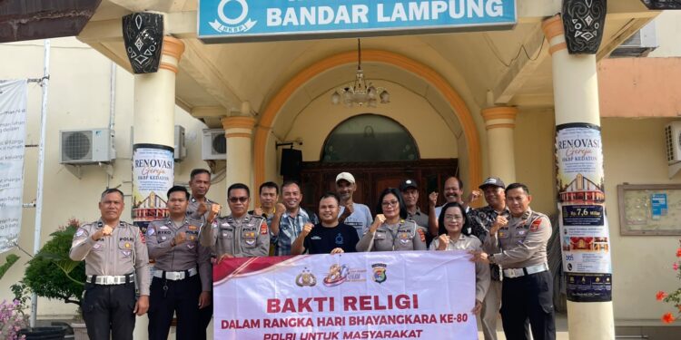Bhakti Religi Hari Bhayangkara ke-80, Ditlantas Polda Lampung Bersihkan Gereja dan Salurkan Bantuan