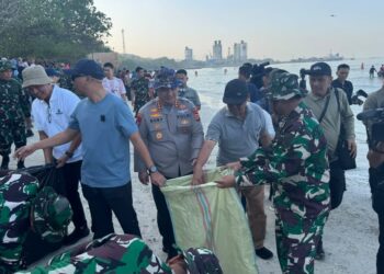 Polda Lampung Turun Bersihkan Pantai dan Laut, Gerakan Radin Inten Asri Gaungkan Kepedulian Lingkungan