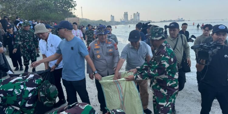 Polda Lampung Turun Bersihkan Pantai dan Laut, Gerakan Radin Inten Asri Gaungkan Kepedulian Lingkungan