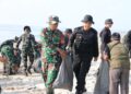 Sukseskan Gerakan Radin Inten ASRI, Kodim 0429 Lamtim Bersihkan Pantai Mutiara Baru