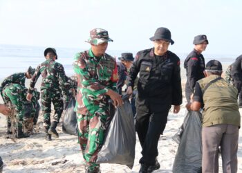 Sukseskan Gerakan Radin Inten ASRI, Kodim 0429 Lamtim Bersihkan Pantai Mutiara Baru