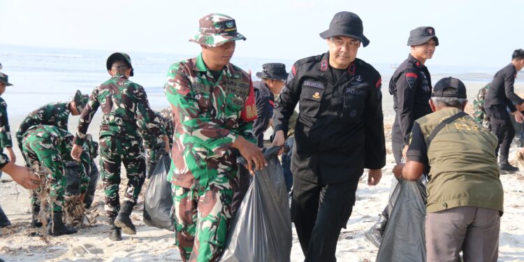 Sukseskan Gerakan Radin Inten ASRI, Kodim 0429 Lamtim Bersihkan Pantai Mutiara Baru