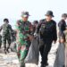 Sukseskan Gerakan Radin Inten ASRI, Kodim 0429 Lamtim Bersihkan Pantai Mutiara Baru