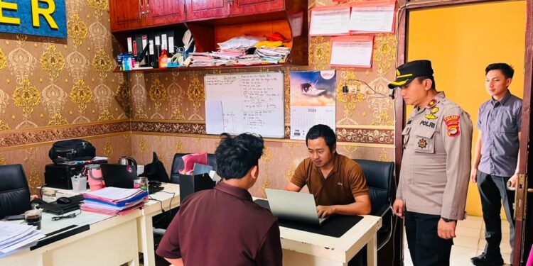 Wakapolres Lampung Barat Cek Langsung Pelayanan Masyarakat Saat Penerapan Work From Home