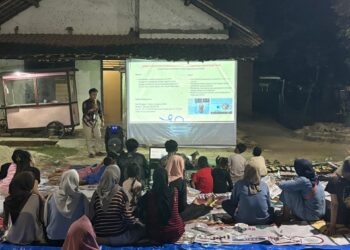 KKL-PPM Kelompok 22 Universitas Malahayati Bangun Ruang Kolaborasi Bersama Warga Lewat Nobar Film Jumbo di RW 05 Yosomulyo