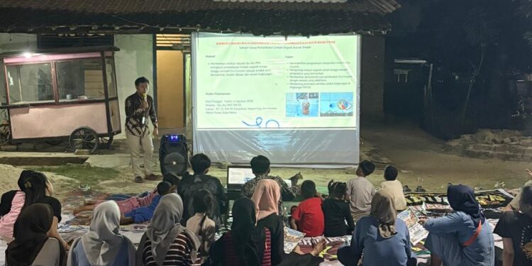 KKL-PPM Kelompok 22 Universitas Malahayati Bangun Ruang Kolaborasi Bersama Warga Lewat Nobar Film Jumbo di RW 05 Yosomulyo