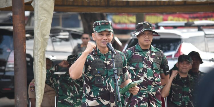 Danrem 043/Gatam Pimpin Aksi Bersih Pasar Cendrawasih Sambut HUT Ke-1 Kodam XXI/Radin Inten