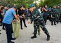 Prajurit Korem 043/Gatam Dukung Penuh Gerakan Raden Inten ASRI, Bersihkan Pantai Pasir Putih