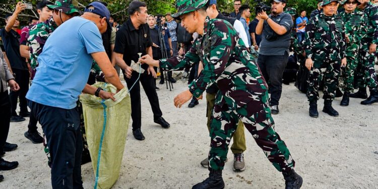 Prajurit Korem 043/Gatam Dukung Penuh Gerakan Raden Inten ASRI, Bersihkan Pantai Pasir Putih