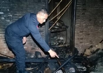 Respon Cepat Personel Batalyon B Pelopor Berhasil Bantu Padamkan Kebakaran Rumah Warga di Lampung Tengah