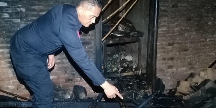 Respon Cepat Personel Batalyon B Pelopor Berhasil Bantu Padamkan Kebakaran Rumah Warga di Lampung Tengah
