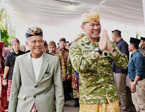 Pangdam XXI/Radin Inten Mayjend. TNI Kristomei Siantur Resmi Jadi Orang Abung Marga Nunyai