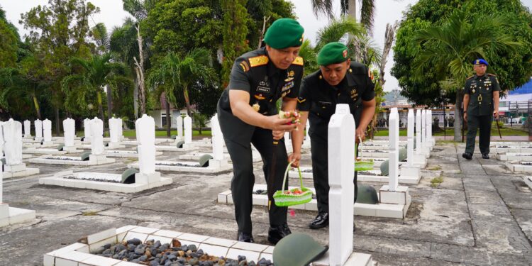 Danrem 043/Gatam Hadiri Ziarah Dan Bakti Kesehatan HUT Ke-1 Kodam XXI/Radin Inten