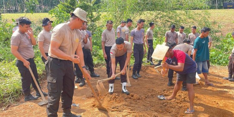 Brimob Lampung Bangun Jembatan Penghubung, Warga Rasakan Manfaatnya