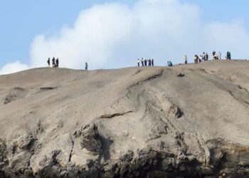 Wisatawan Nekat Injak Kawasan Gunung Anak Krakatau, Abaikan Larangan Demi Konten
