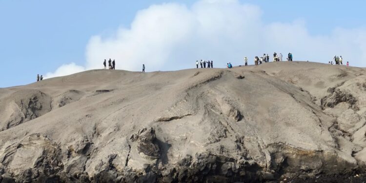 Wisatawan Nekat Injak Kawasan Gunung Anak Krakatau, Abaikan Larangan Demi Konten