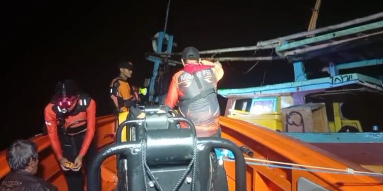 Respons Cepat Basarnas, Empat Nelayan Selamat dari Insiden Kapal Mati Mesin di Krakatau