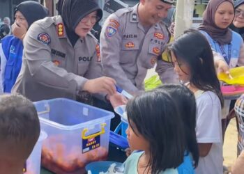 Jumat Berkah, Personel Polda Lampung Bagikan 140 Porsi Makanan Gratis untuk Warga
