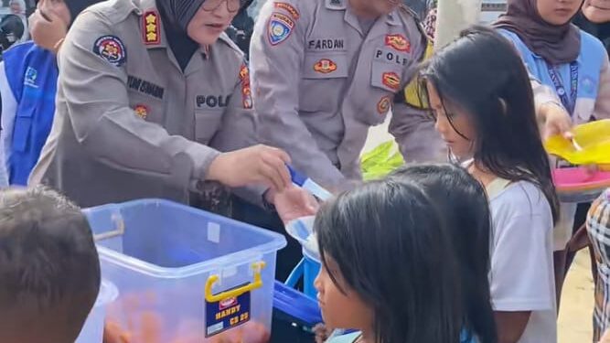Jumat Berkah, Personel Polda Lampung Bagikan 140 Porsi Makanan Gratis untuk Warga