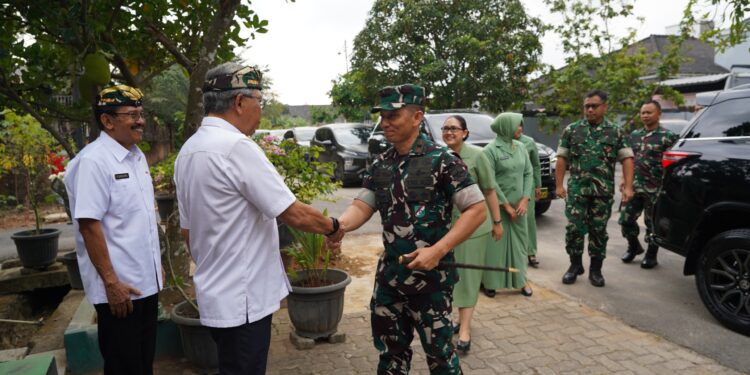 HUT Ke-79 Korem 043/Gatam, Danrem Silaturahmi dengan Sesepuh dan Keluarga Besar Prajurit