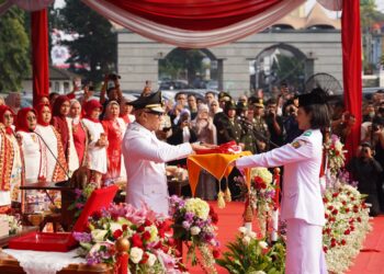 Danrem 043/Gatam Hadiri Upacara HUT Ke-81 RI Tingkat Provinsi Lampung, Teguhkan Komitmen TNI untuk Indonesia Berdaulat, Adil, dan Makmur