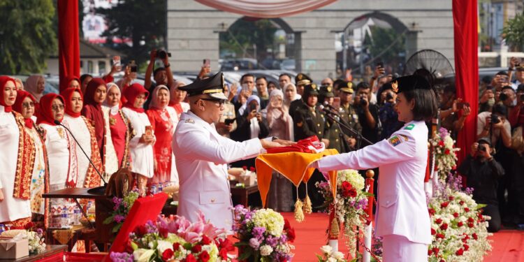 Danrem 043/Gatam Hadiri Upacara HUT Ke-81 RI Tingkat Provinsi Lampung, Teguhkan Komitmen TNI untuk Indonesia Berdaulat, Adil, dan Makmur