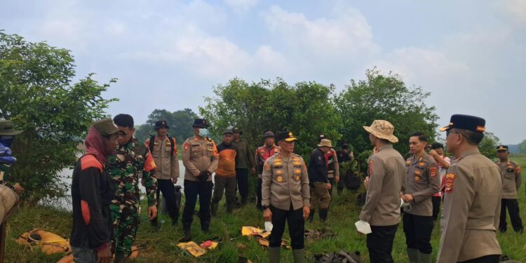 Kapolda Lampung Bersama Tim SAR Satuan Brimob Polda Lampung Pantau Kebakaran Hutan di Way Kambas