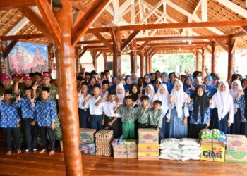 WUJUD KEPEDULIAN DAN KASIH SAYANG PRAJURIT YONIF 7 MARINIR UNTUK ANAK-ANAK PONDOK PESANTREN NURUL HUDA