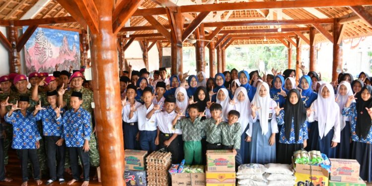 WUJUD KEPEDULIAN DAN KASIH SAYANG PRAJURIT YONIF 7 MARINIR UNTUK ANAK-ANAK PONDOK PESANTREN NURUL HUDA