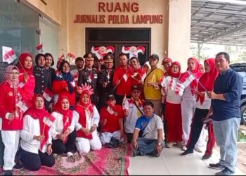 Meriahkan HUT RI ke-81, Pejabat Utama Polda Lampung Joget Balon Bersama Jurnalis