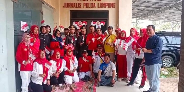 Meriahkan HUT RI ke-81, Pejabat Utama Polda Lampung Joget Balon Bersama Jurnalis
