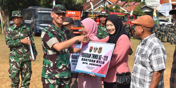 Kasrem 043/Gatam Dampingi Kasdam XXI/RI Tutup TMMD ke-129 di Bandar Lampung