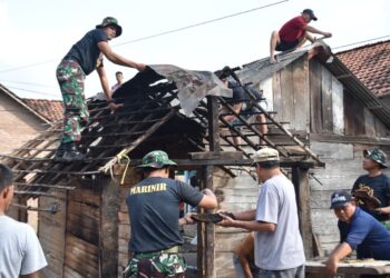 Yonif 9 Marinir Brigif 4 Mar/BS Gelar Bedah Rumah Ibu Suryati di Desa Paya
